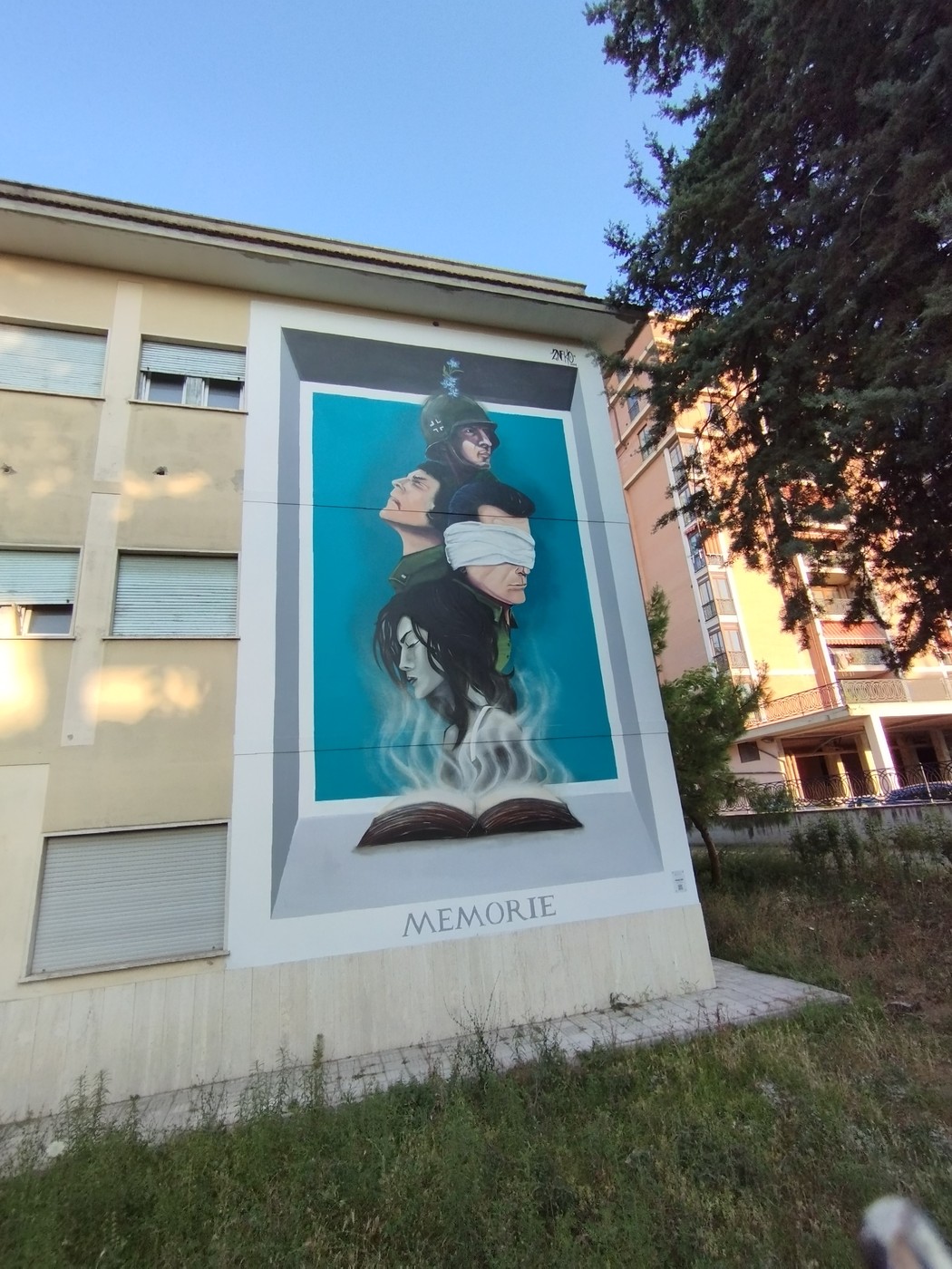 Murale che rappresenta figure emblematiche legate alla memoria, con elementi visivi evocativi di storia e cultura.