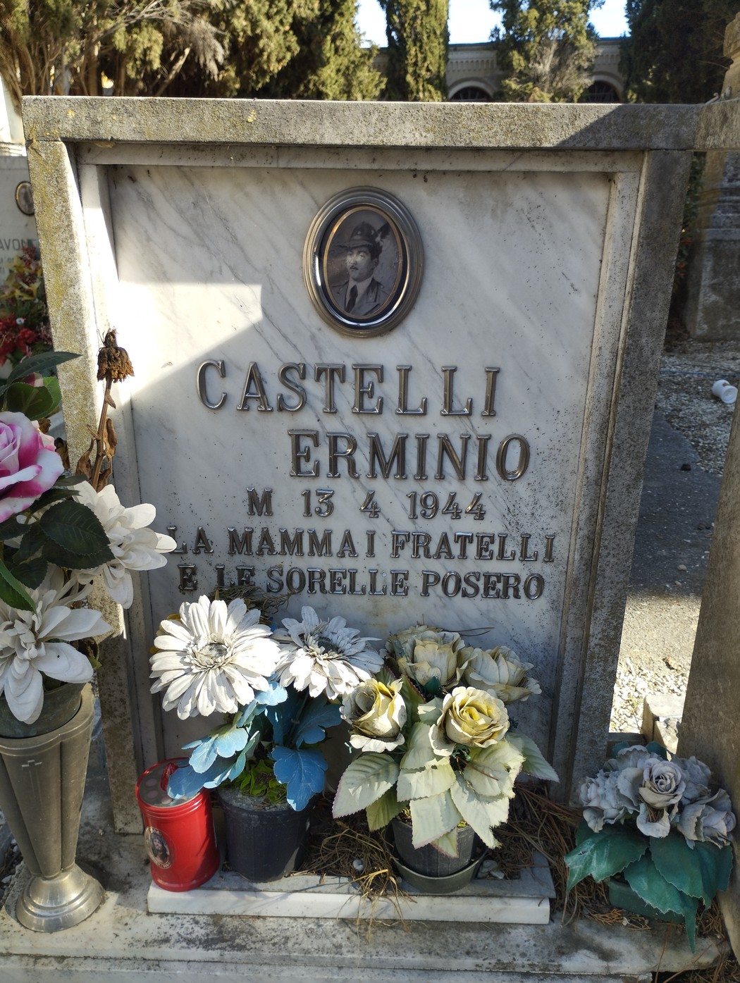 Sepolcro di Castelli, adornato con fiori e ornamenti, in memoria di Erminio Castelli, 1944.