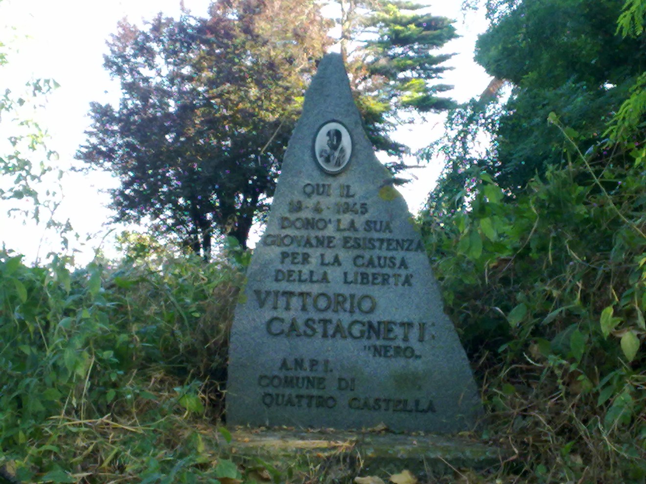 Monumento dedicato a Vittorio Castagnetti, giovane caduto per la libertà, situato a Quattro Castella.