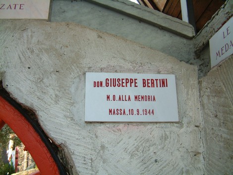 Monumento commemorativo a don Giuseppe Bertini nel Parco della Resistenza del Monte Brugiana.