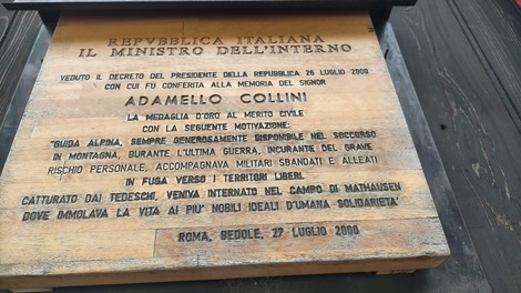 Targa commemorativa di Adamello Collini, riconoscimento per meriti nel soccorso in montagna. Roma, 27 luglio 2000.