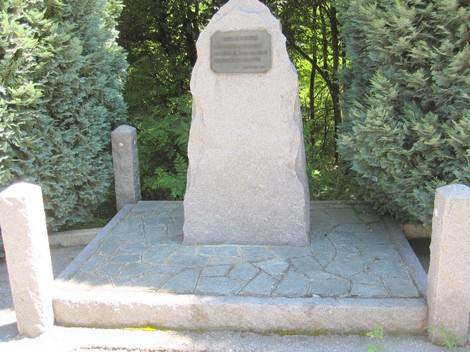 Monumento dedicato ai caduti per la libertà, caratterizzato da un'imponente stele e un'area circostante ornata.
