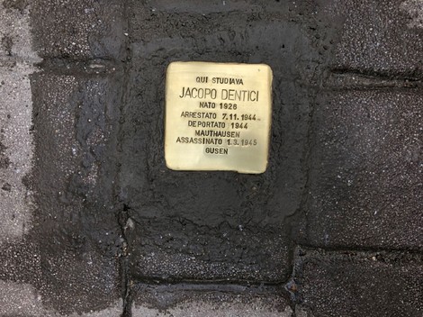 Pietra d'inciampo dedicata a Jacopo Dentici, vittima della persecuzione durante la Seconda Guerra Mondiale.
