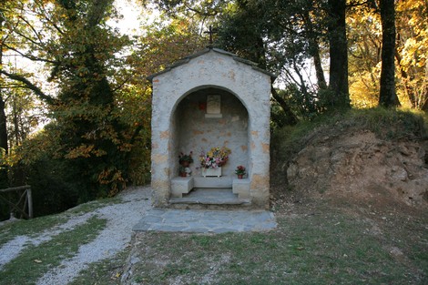 Ossario di Sant'Anna di Stazzema, monumento commemorativo immerso nella natura.