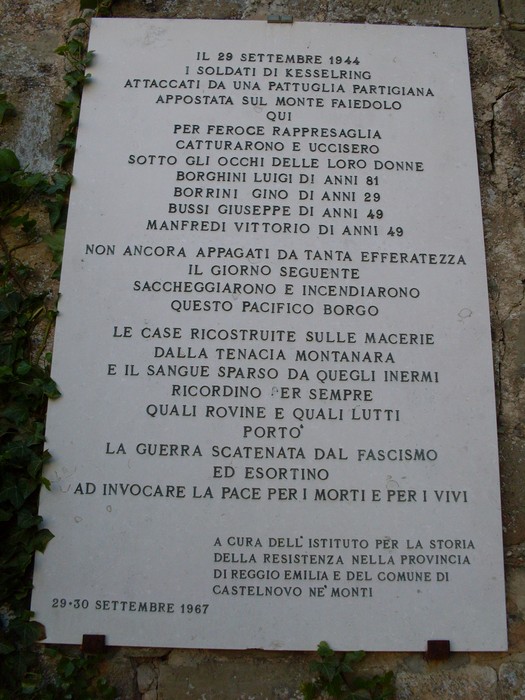 Lapidi ai Caduti di Roncroffio, commemorazione dei soldati, con epigrafi su eventi storici e sacrifici.