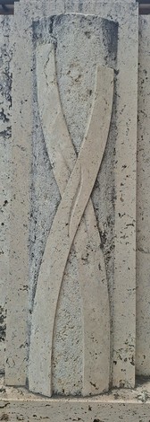 Monumento in pietra con forme intrecciate, dedicato a Fiorani e Moretti, esprime un design moderno ed elegante.