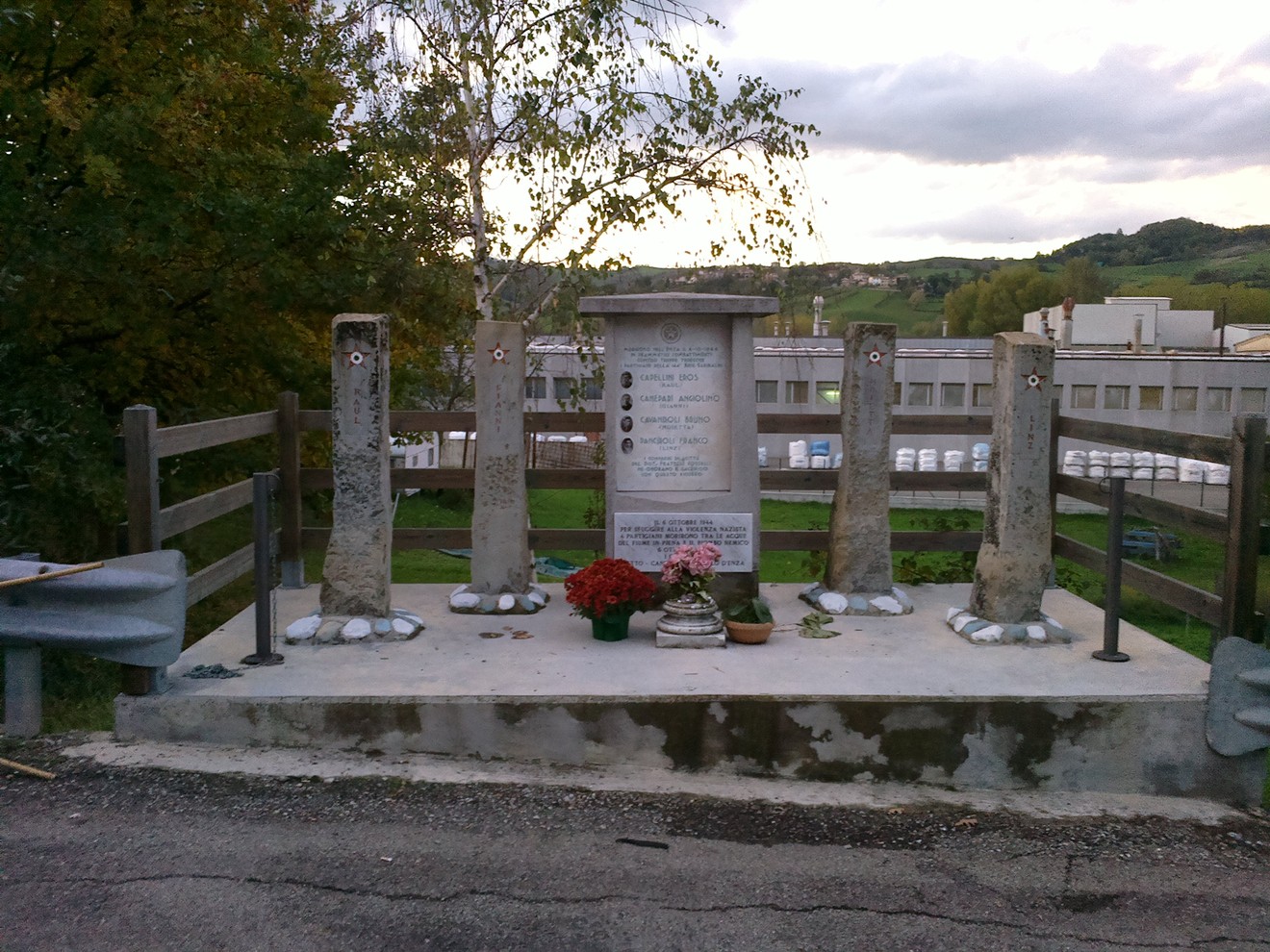 Monumento commemorativo dedicato a Capellini, Canepari, Cavandoli e Panciroli, situato in un'area tranquilla.