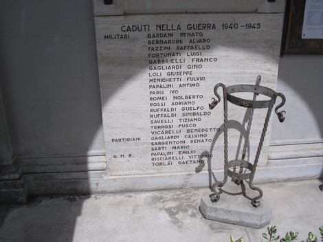 Lapidi commemorative dedicata ai caduti nella guerra 1940-1945, con nomi di militari e partigiani.