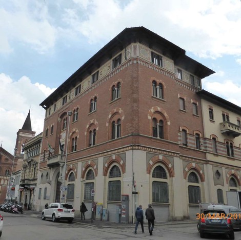 Ex Casa del Fascio, edificio storico caratterizzato da influenze architettoniche del periodo fascista.