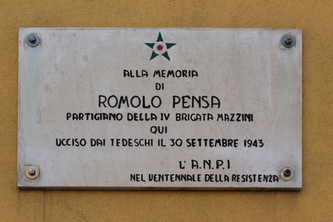 Lapide commemorativa in onore di Romolo Pensa, partigiano ucciso il 30 settembre 1943.