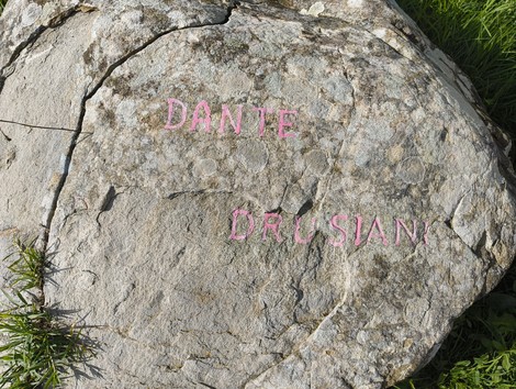 Monumento commemorativo ai partigiani sul Monte Sabbiuno, dedicato alla memoria dei caduti.