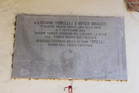 Lapide commemorativa dedicata a Luciano Tonelli e Vasco Braschi in onore del loro sacrificio durante la Seconda Guerra Mondiale.