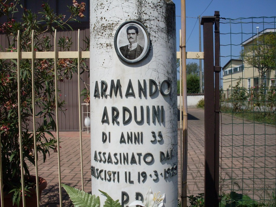 Cippo commemorativo di Armando Arduini, assassinato a 33 anni nel 1928.