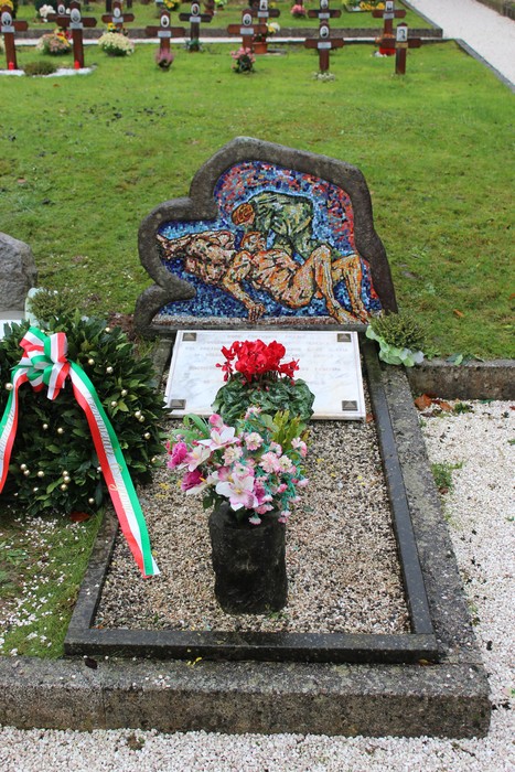 Monumento commemorativo con sculture e fiori, dedicato ai caduti partigiani russi.