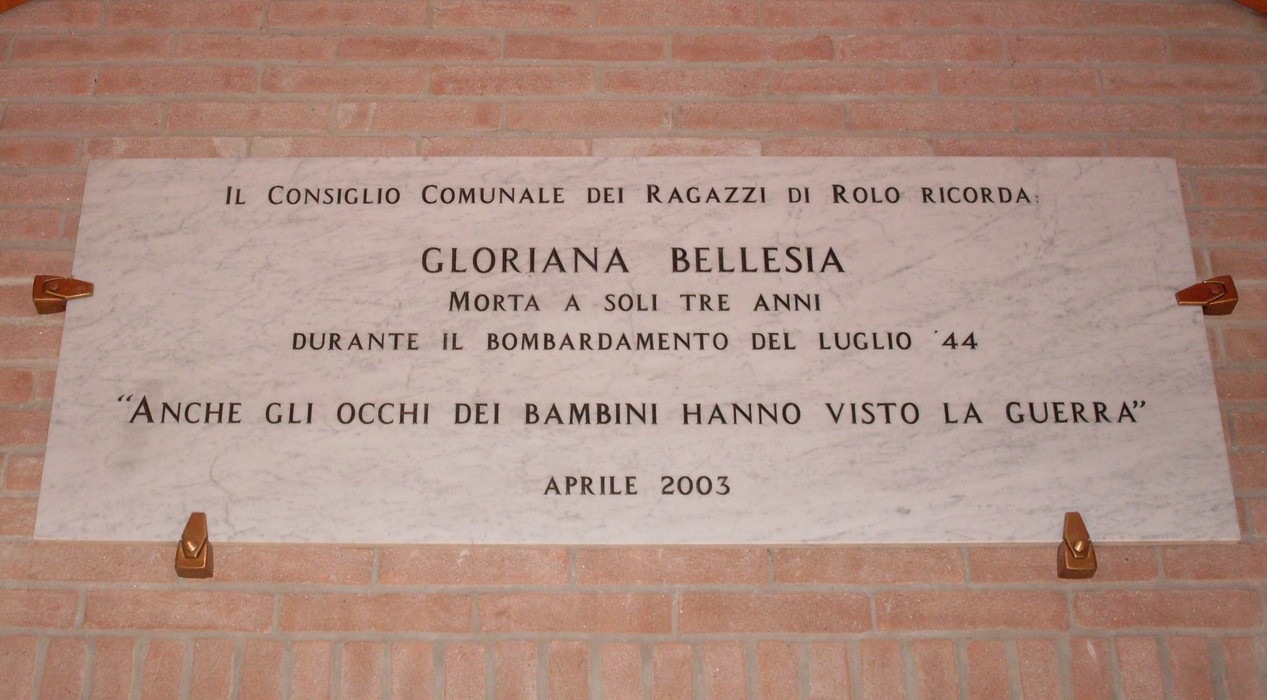 Sacrario dei caduti di Rolo, omaggio ai giovani e ai caduti della guerra, con un messaggio toccante.