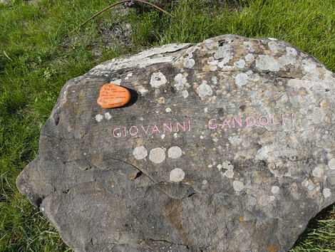 Monumento ai partigiani caduti a Monte Sabbiuno, dedicato alla memoria della resistenza e della lotta per la libertà.