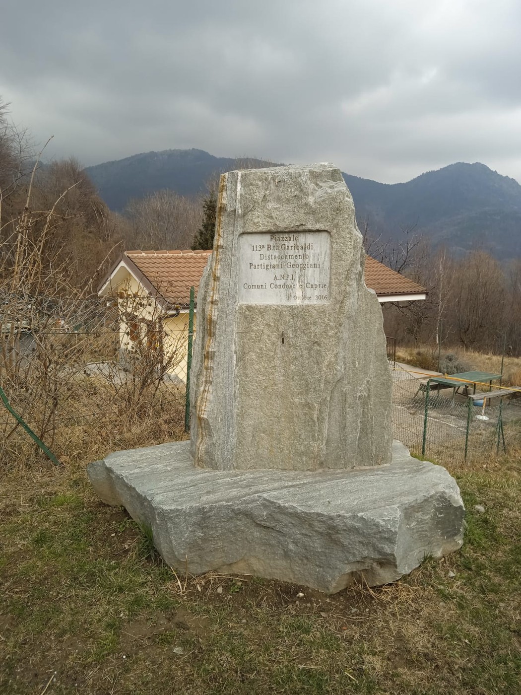 Monumento dedicato ai partigiani georgiani, situato in un paesaggio montano.