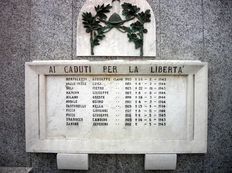 Lapide commemorativa ai caduti per la Libertà di Roasio, con nomi e date di persone onorate.