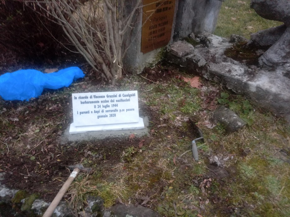 Lapide commemorativa in onore di Vincenzo Grazzini, situata a Casalguidi, con riferimenti storici.