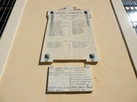 Lapide commemorativa dedicata ai caduti di Vandorno e Barazzetto, in memoria dei valorosi.
