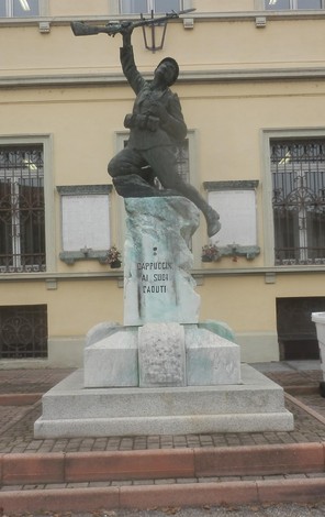 Monumento ai caduti di Cappuccini, rappresenta un soldato che brandisce un fucile in segno di onore e ricordo.