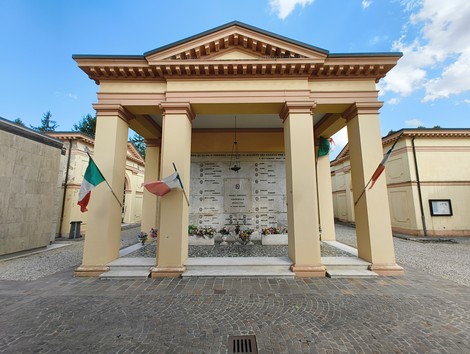 Sacrario dei Caduti Partigiani, con monumento centrale e colonne, adornato da bandiere italiane.