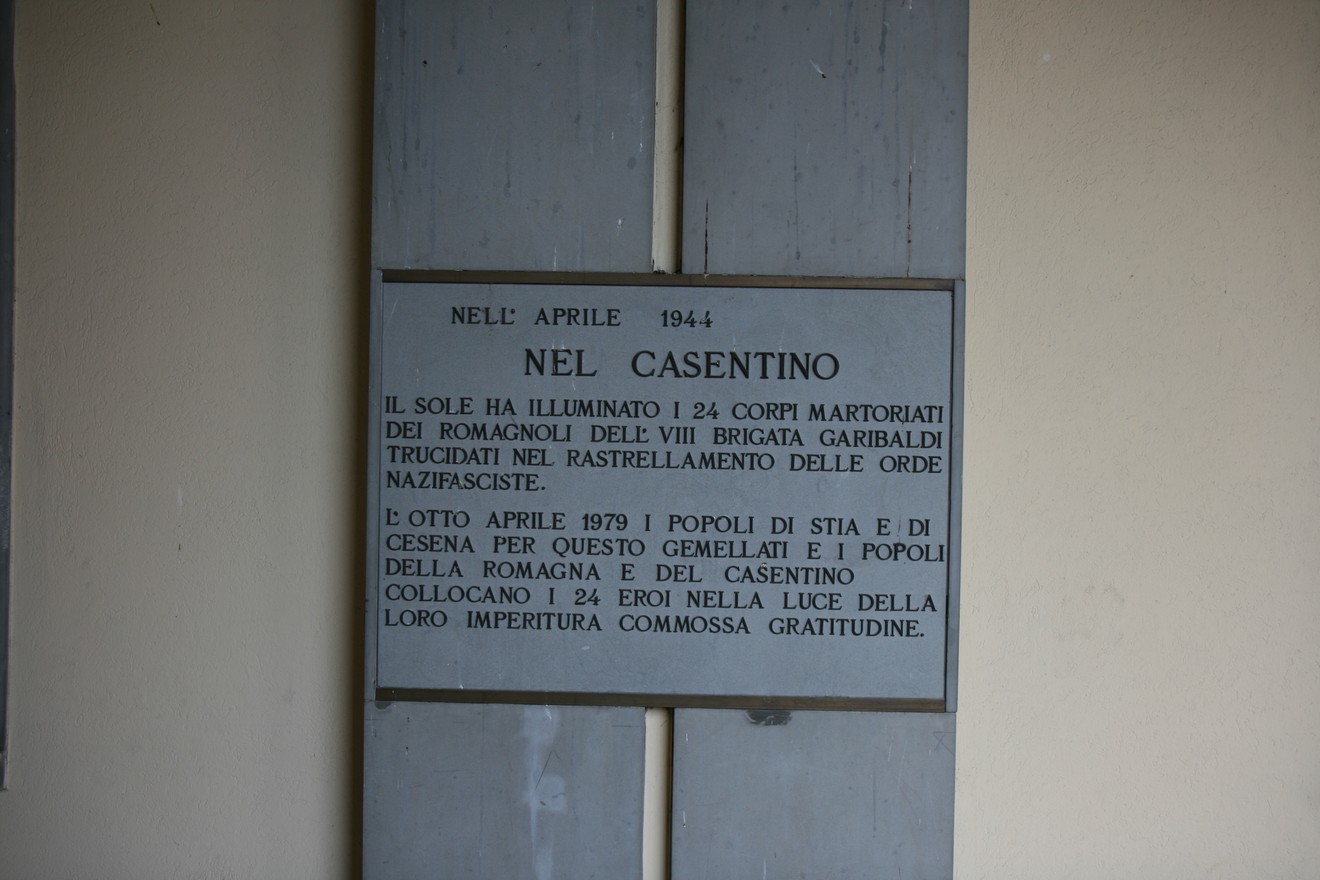 Lapide commemorativa della VIII Brigata Garibaldi, dedicata ai caduti nel Casentino nell'aprile 1944.