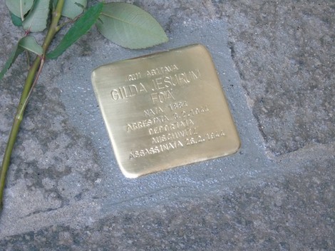 Pietra d'inciampo dedicata a Gilda Jesurum Foà, commemorativa di una vittima della Shoah.