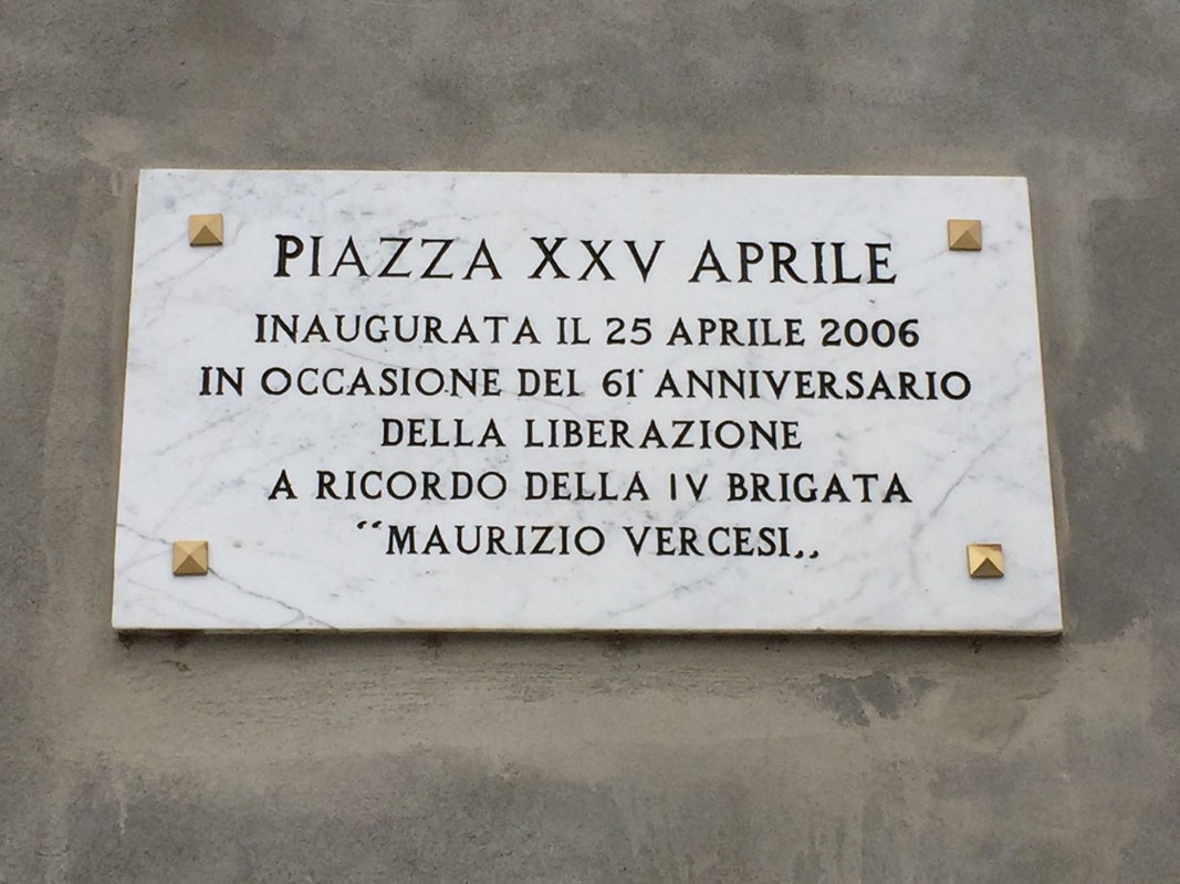 Lapide commemorativa in marmo dedicata alla Piazza XXV Aprile, inaugurata per celebrare la liberazione.