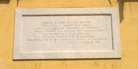 Lapidi commemorative che celebrano la liberazione, onorando la lotta per la libertà e il sacrificio del popolo.