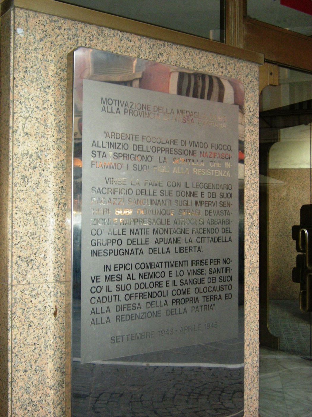 Targa commemorativa che celebra il sacrificio delle donne e degli uomini della provincia nella Resistenza.