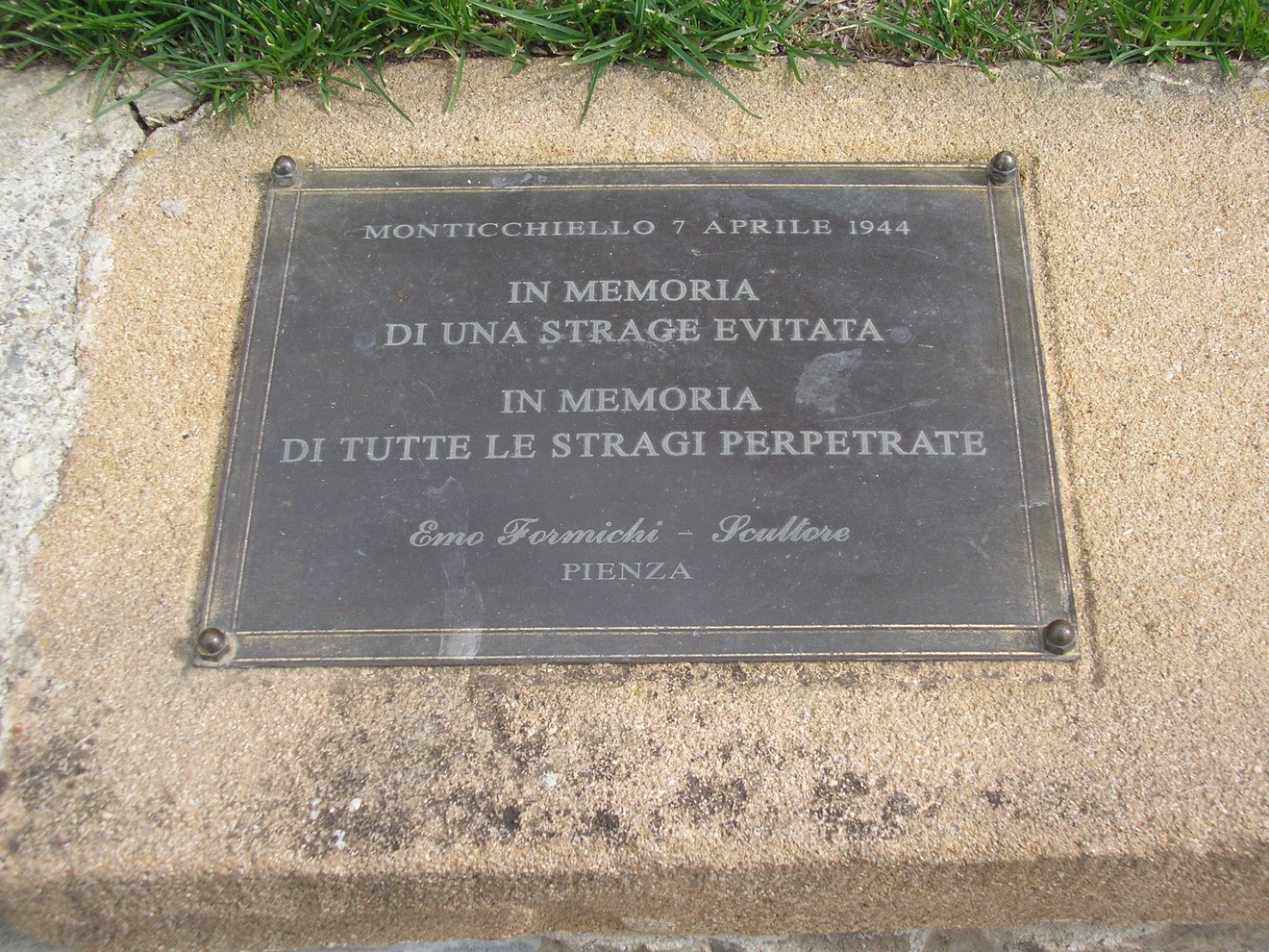 Monumento commemorativo della strage evitata, dedicato alle vittime delle stragi perpetrate. Monticchiello, 1944.
