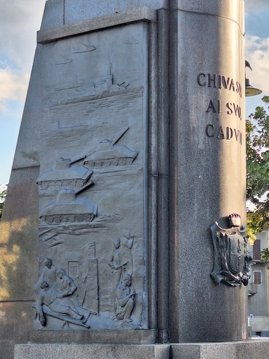 Bassorilievo del monumento ai caduti, che celebra la lotta partigiana con scene di resistenza.