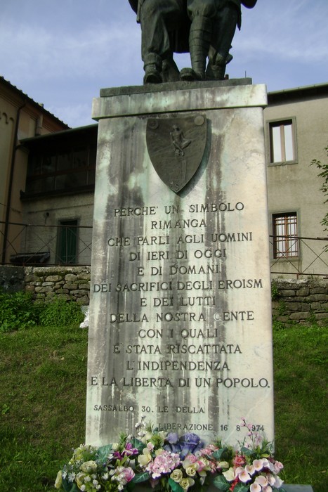Monumento ai caduti di Sassalbo, dedicato alla memoria degli eroi che hanno sacrificato la vita per la libertà.