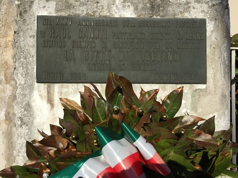 Targa commemorativa per Raul Canuti a Vigevano, in memoria del suo sacrificio per la libertà.