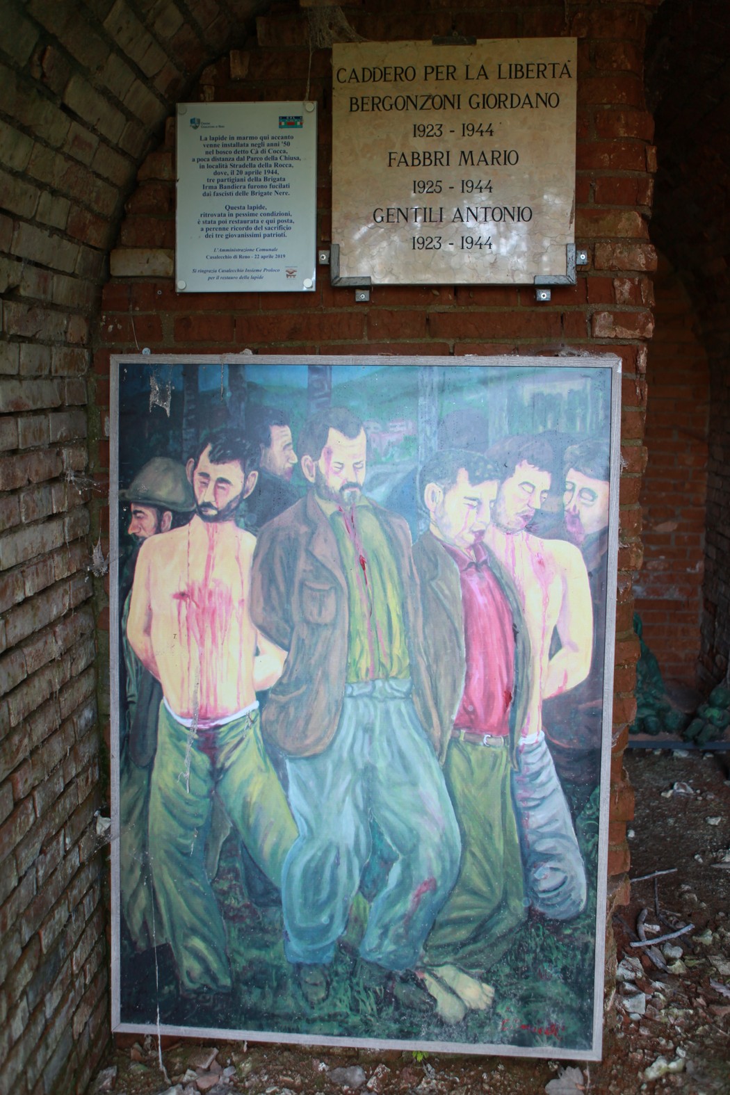 Lapide commemorativa con dipinto che ritrae uomini in camicia, in ricordo di Bergonzi, Fabbri e Gentili.