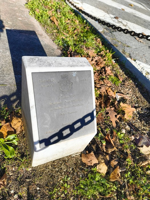 Monumento ai caduti partigiani, commemorazione della resistenza contro il fascismo, situato in un'area verde.