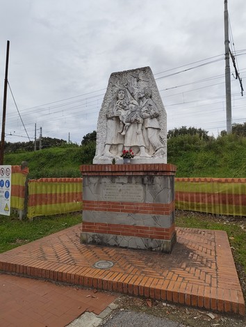 Monumento commemorativo dedicato alle vittime del bombardamento delle Cascine, con decorazioni e fiori in memoria.