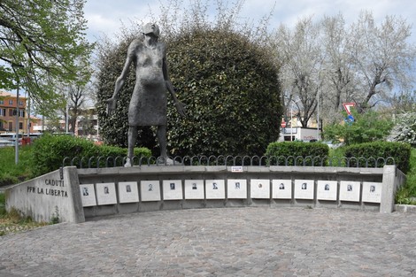 Monumento ai caduti della Madonnina e Quattro Ville, commemorazione della libertà e della memoria storica.