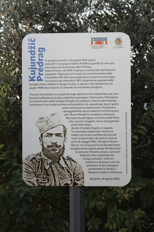Targa commemorativa dedicata a Predrag, con fotografia storica e informazioni su eventi significativi.