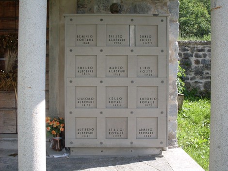 Sacrario dei martiri di Cervarolo, monumento commemorativo con nomi di caduti su lastre di pietra.