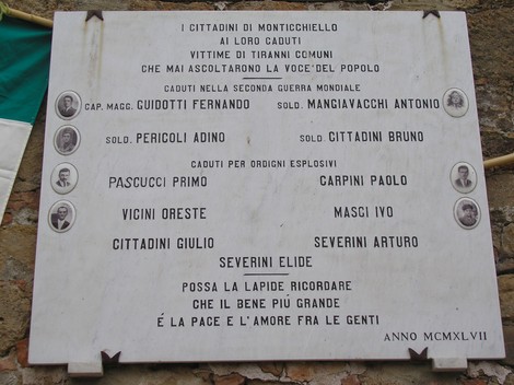 Lapide commemorativa ai caduti di Monticchiello, in memoria delle vittime delle guerre.