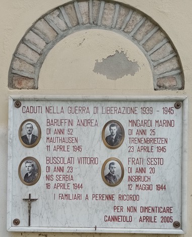 Lapide commemorativa per i caduti nella guerra di liberazione, con nomi e foto dei combattenti.
