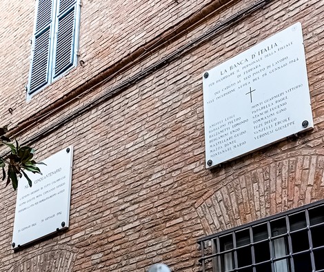 Lapidi alle vittime del bombardamento della Banca d'Italia, Comune di Ferrara (FE), foto 1