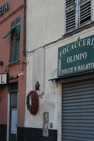 Lapide commemorativa dedicata ai caduti per la libertà, collocata su una parete esterna.