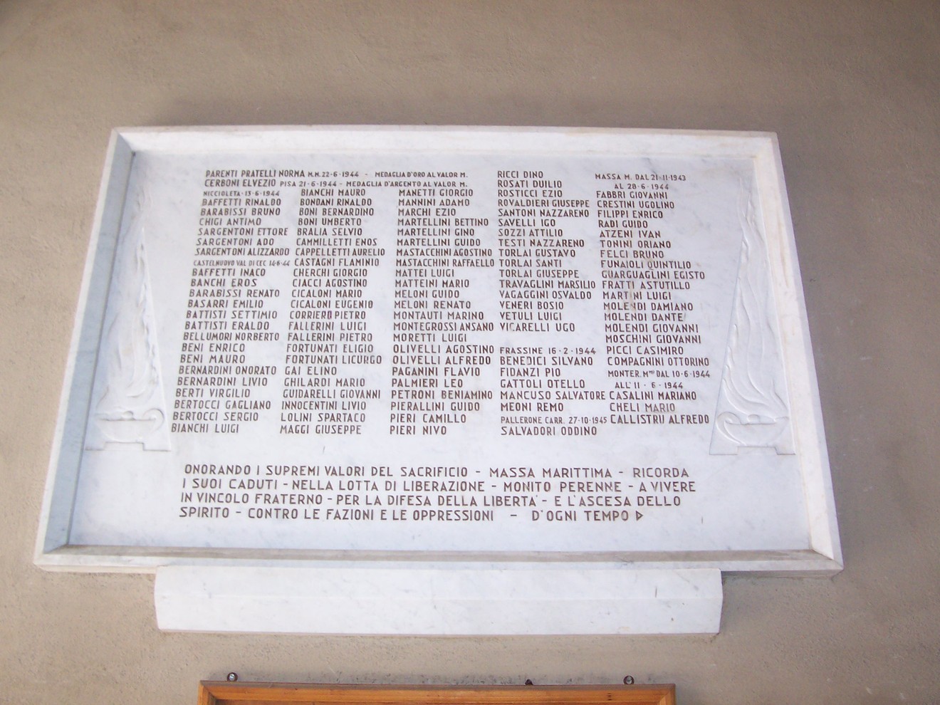 Lapide commemorativa dedicata ai caduti, in memoria dei sacrifici per la libertà e la giustizia.
