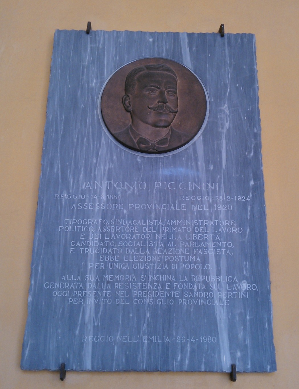 Lapide commemorativa dedicata ad Antonio Piccinini, assessore provinciale e sindacalista, a Reggio Emilia.