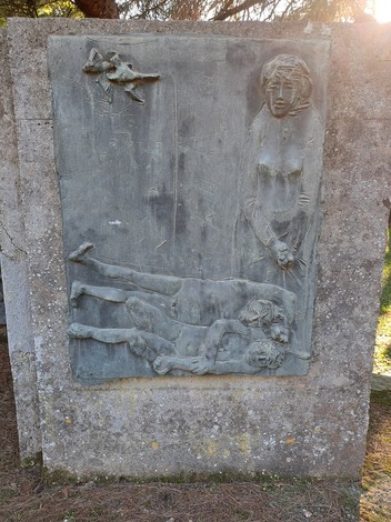 Rappresentazione artistica in bronzo del "Monumento ai Caduti", che onora le vittime di guerra.