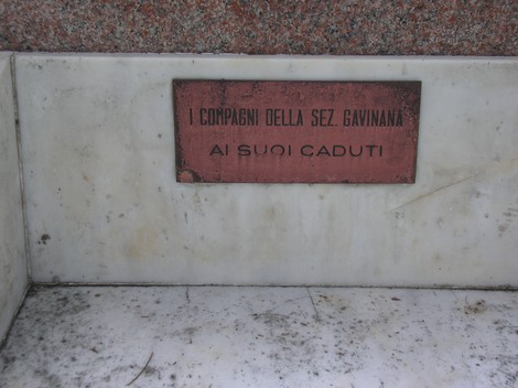Sepolcro commemorativo per i caduti della Sezione Gavina a Pian d'Albero, in ricordo dei valorosi.