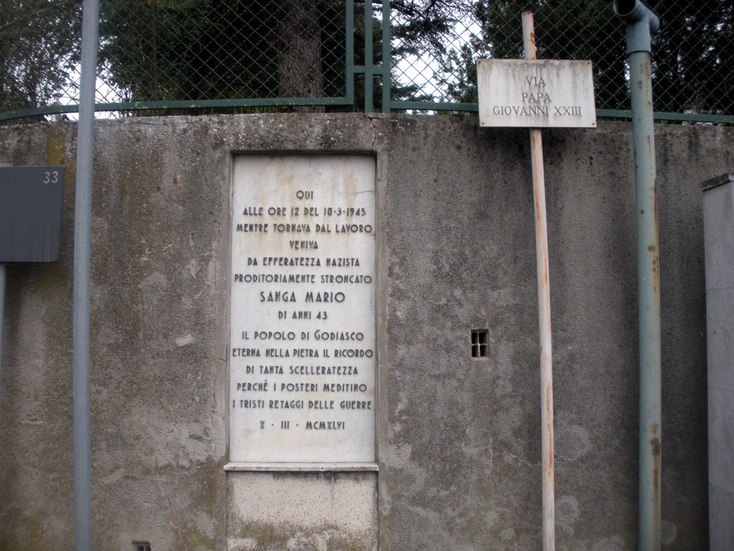 Lapide commemorativa a Sanga Mario, dedicata alle vittime della guerra e alla memoria storica.
